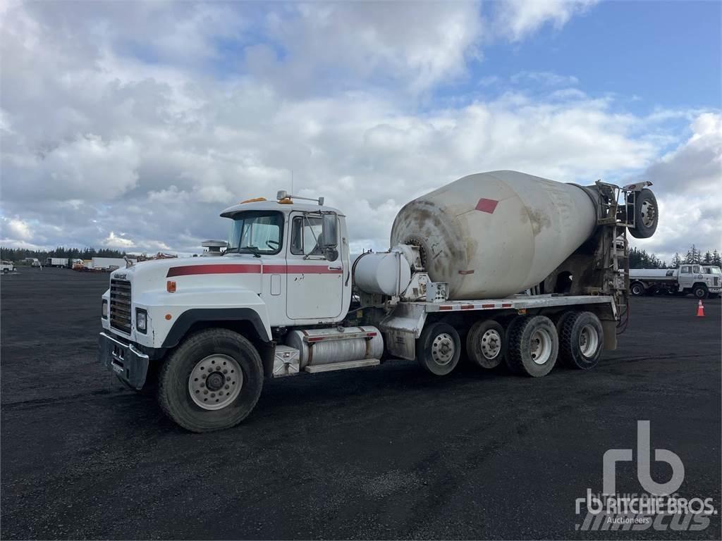 Mack RD688S Concrete trucks