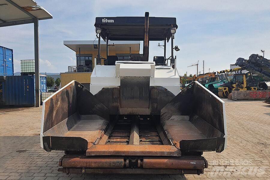 Volvo 8820 Asphalt pavers