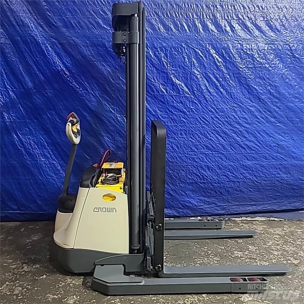 Crown SX3000-40 Self propelled stackers