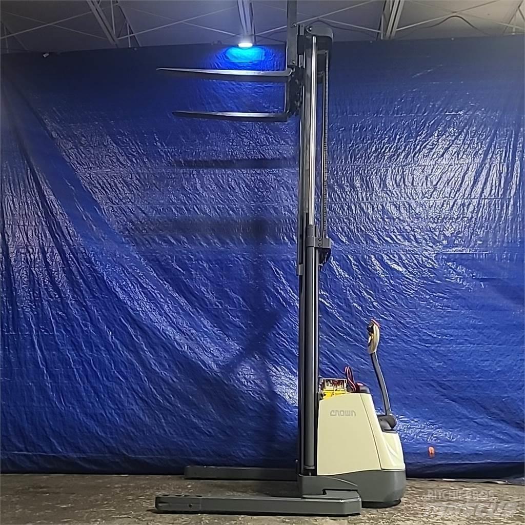 Crown SX3000-40 Self propelled stackers
