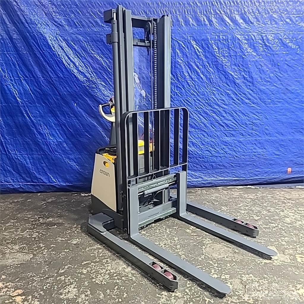 Crown SX3000-40 Self propelled stackers