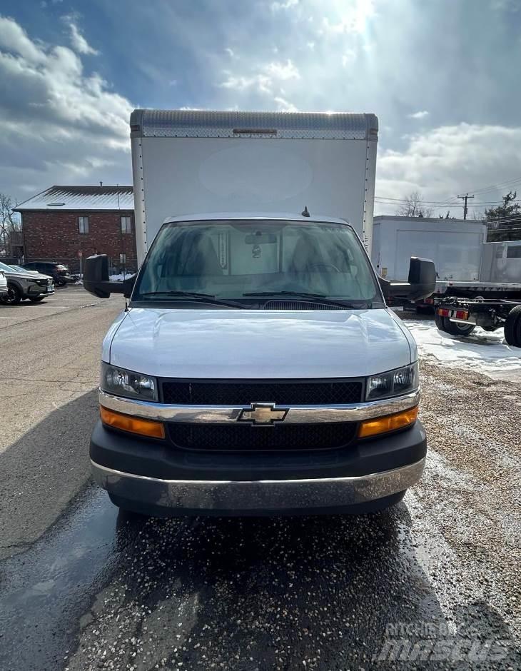 Chevrolet 3500 Box trucks
