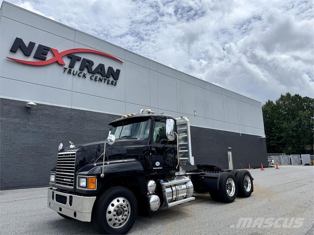 Mack CHU613 Prime Movers