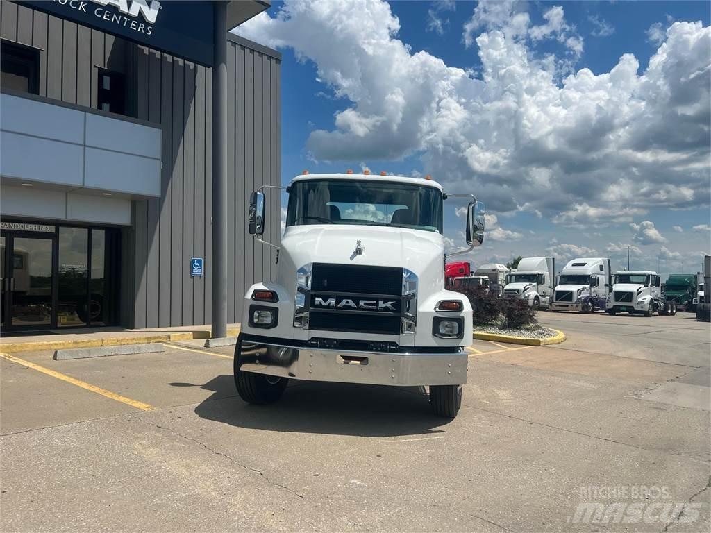 Mack MD642 Chassis Cab trucks