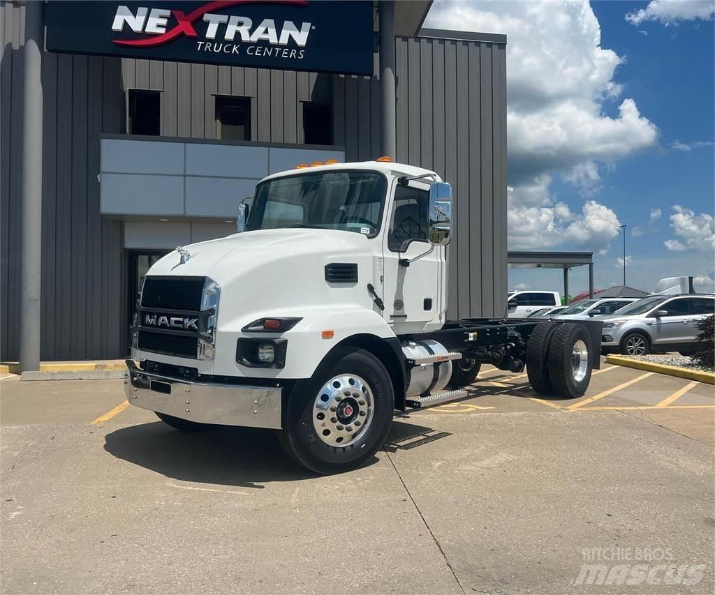 Mack MD642 Chassis Cab trucks