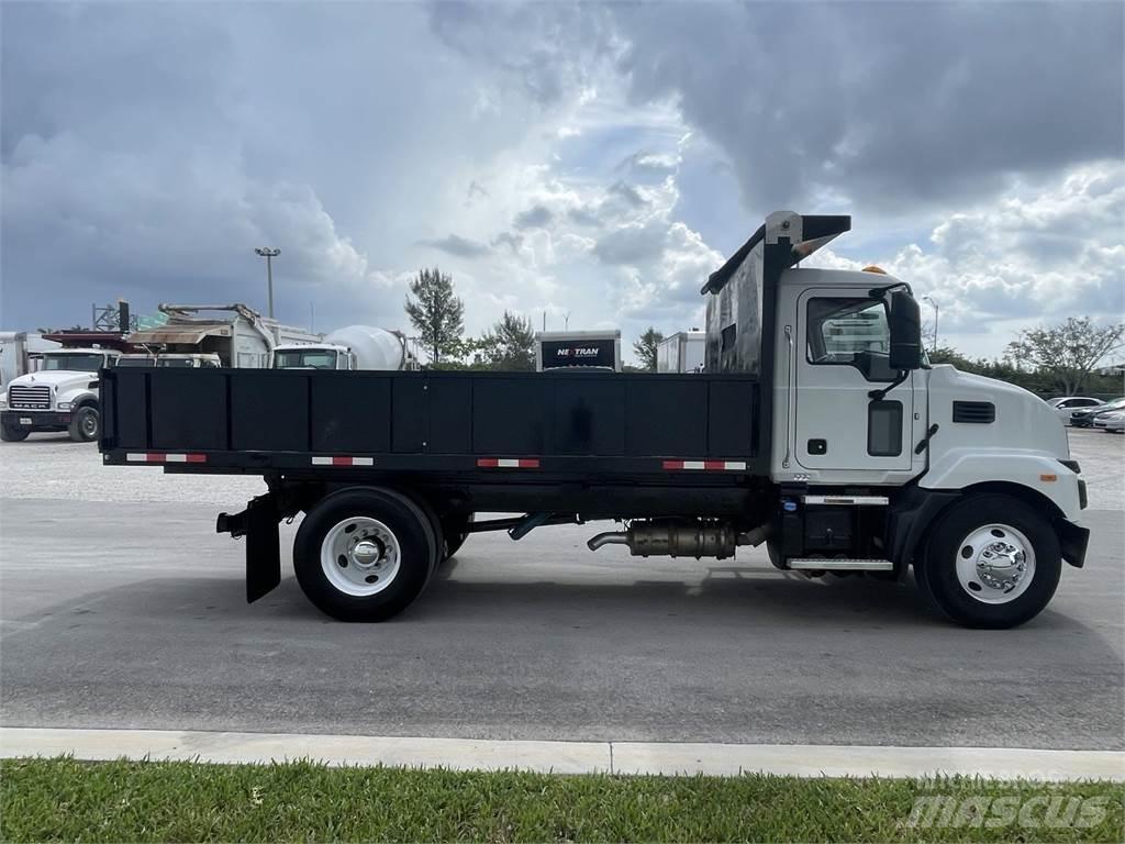 Mack MD642 Chassis Cab trucks