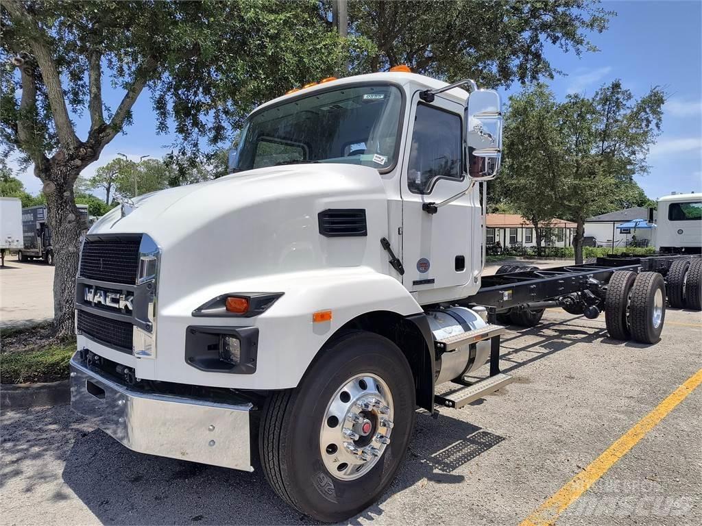 Mack MD7 42R Chassis Cab trucks