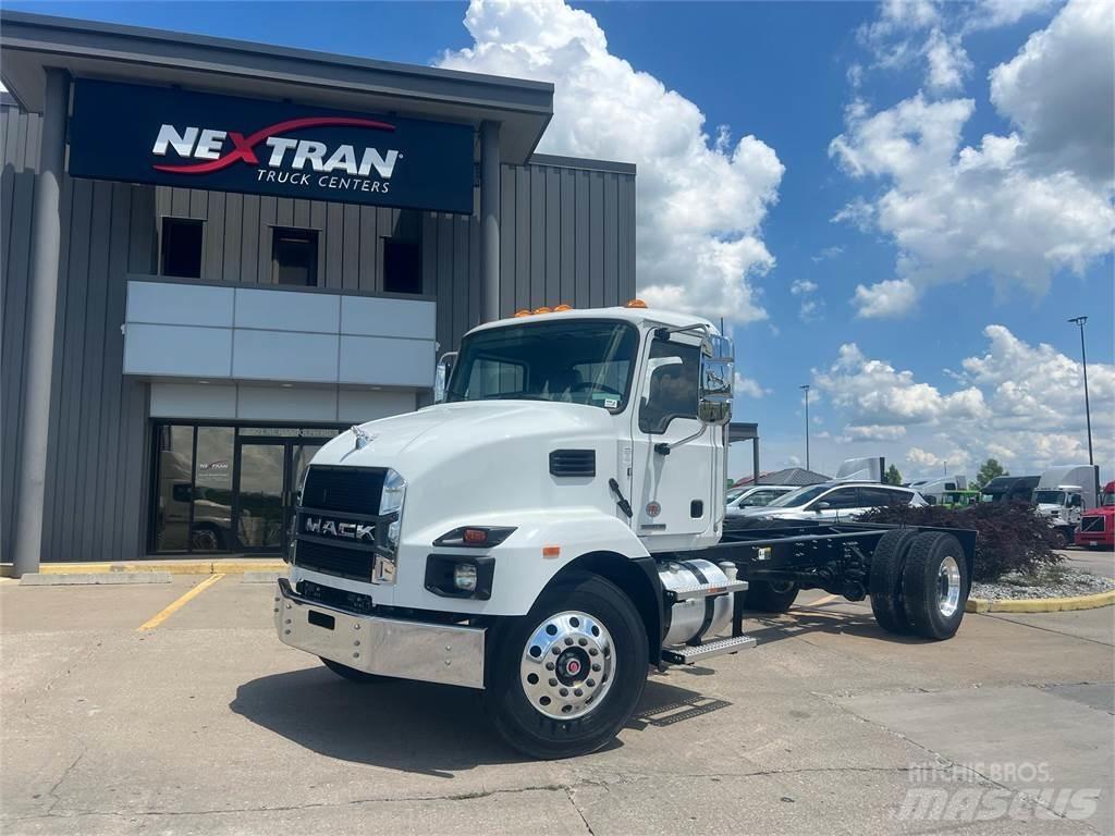 Mack MD742 Chassis Cab trucks
