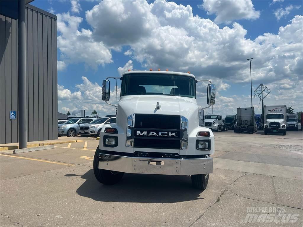 Mack MD742 Chassis Cab trucks