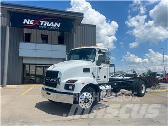 Mack MD742 Chassis Cab trucks
