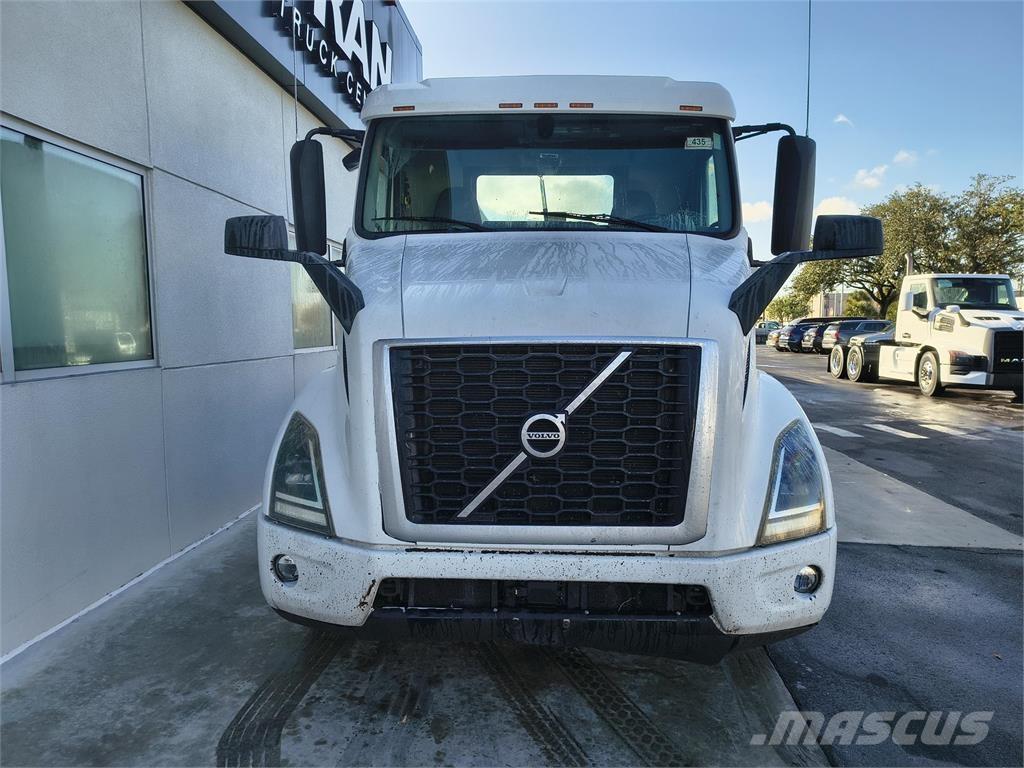 Mack VNR64T300 Prime Movers