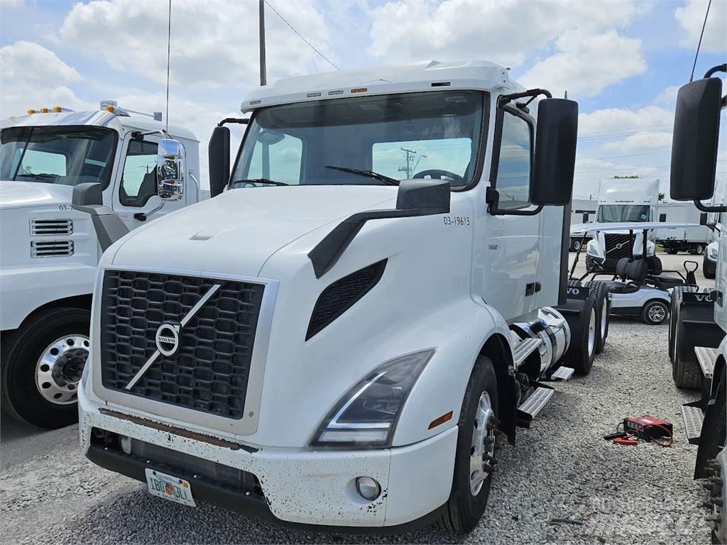Volvo VNL64T300 Prime Movers