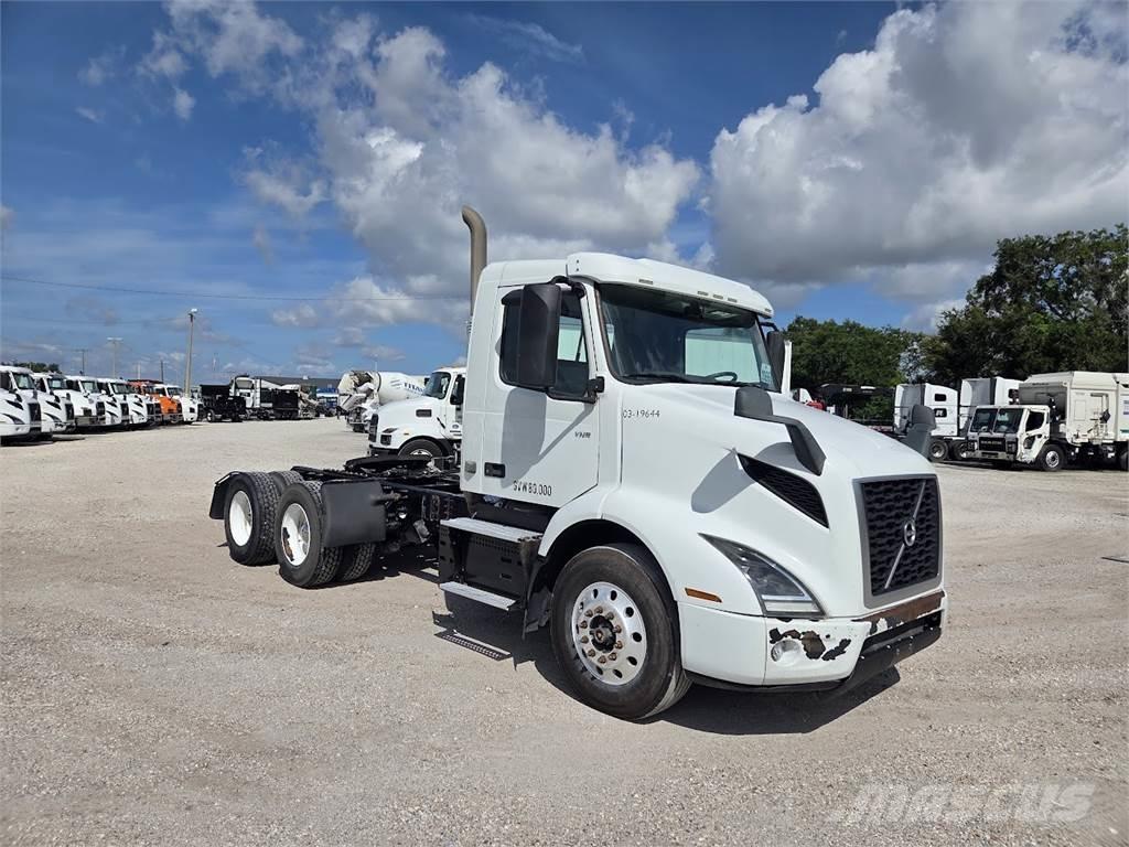 Volvo VNL64T300 Prime Movers