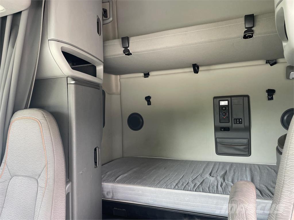 Volvo VNL64T760 Prime Movers
