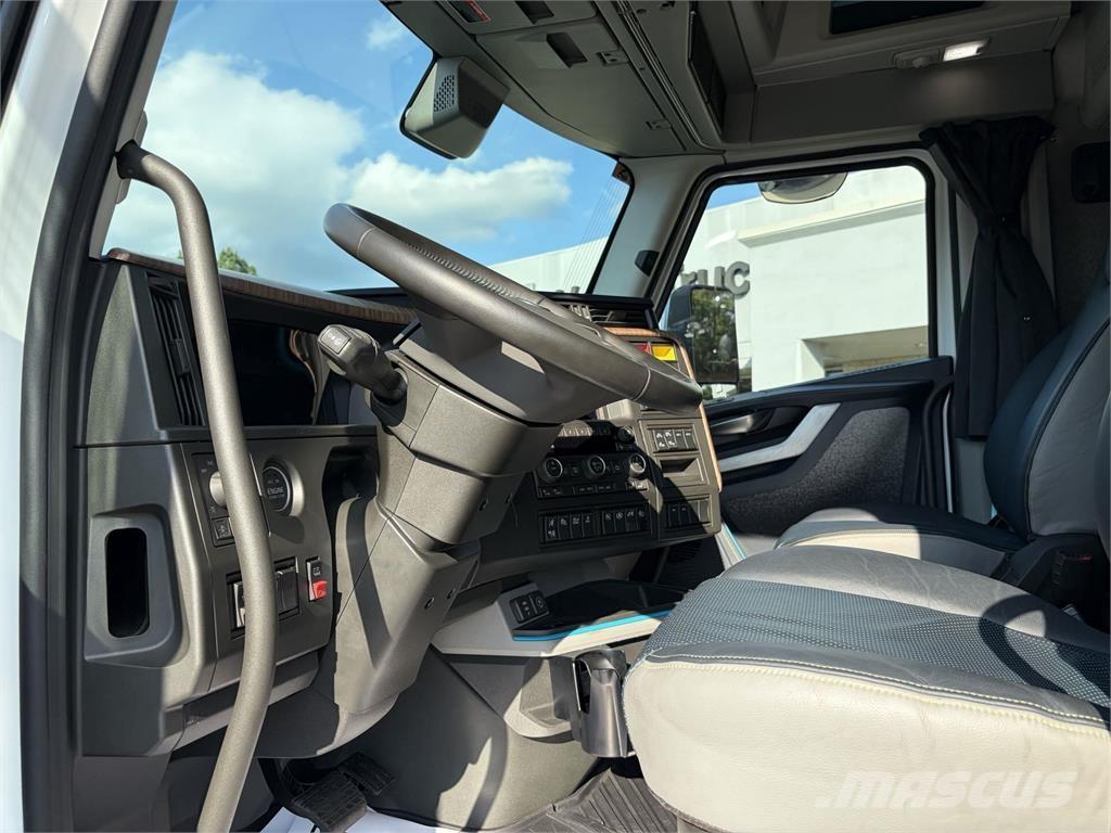 Volvo VNL64T860 Prime Movers