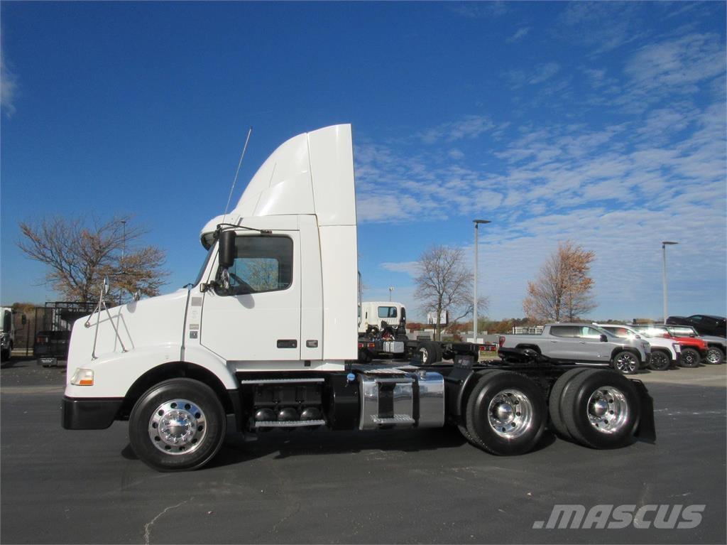 Volvo VNM64T300 Prime Movers