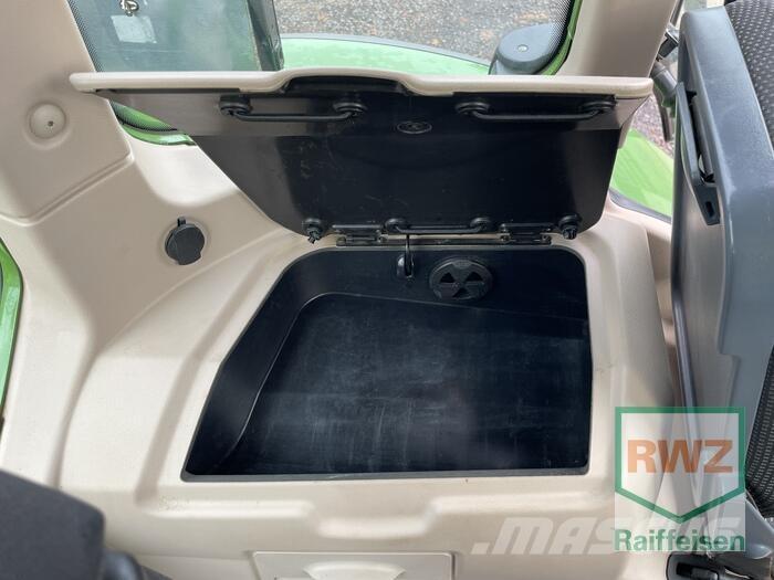 Fendt 718 Vario Tractors