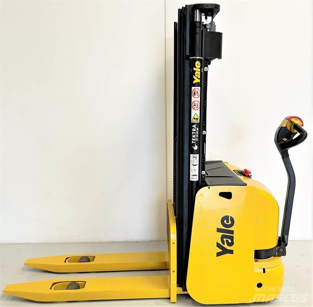 Yale MS12 Pedestrian stacker