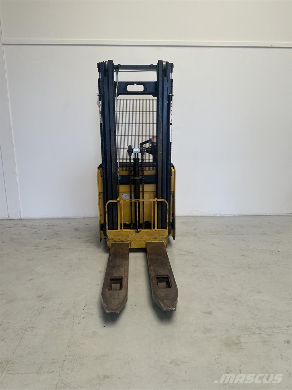 Yale MS14IL Pedestrian stacker