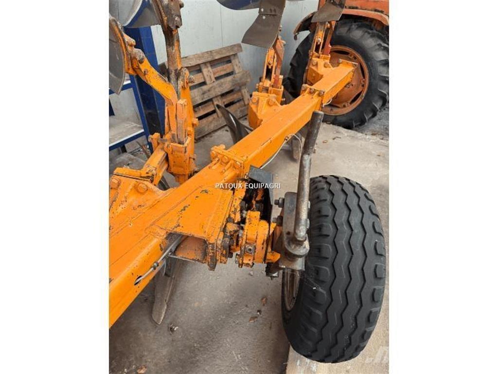 Huard C0410 Ploughs