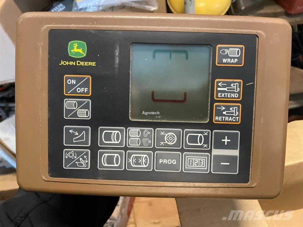 John Deere V451M Round balers