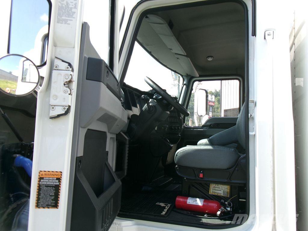Mack MD6 Box trucks
