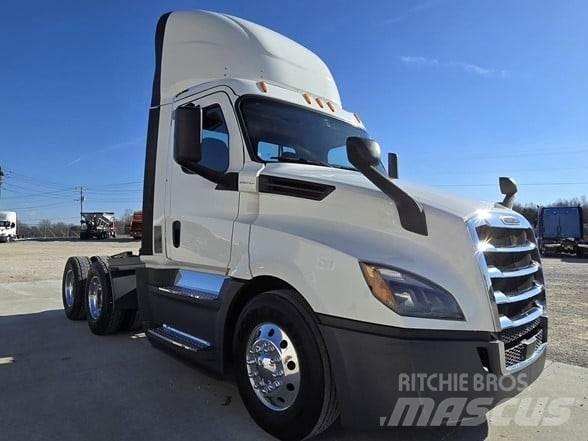 Freightliner CASCADIA 126 Prime Movers