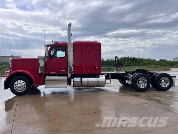 Peterbilt 589 Prime Movers