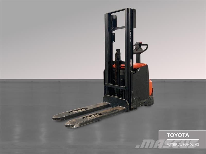 BT SWE120L Pedestrian stacker
