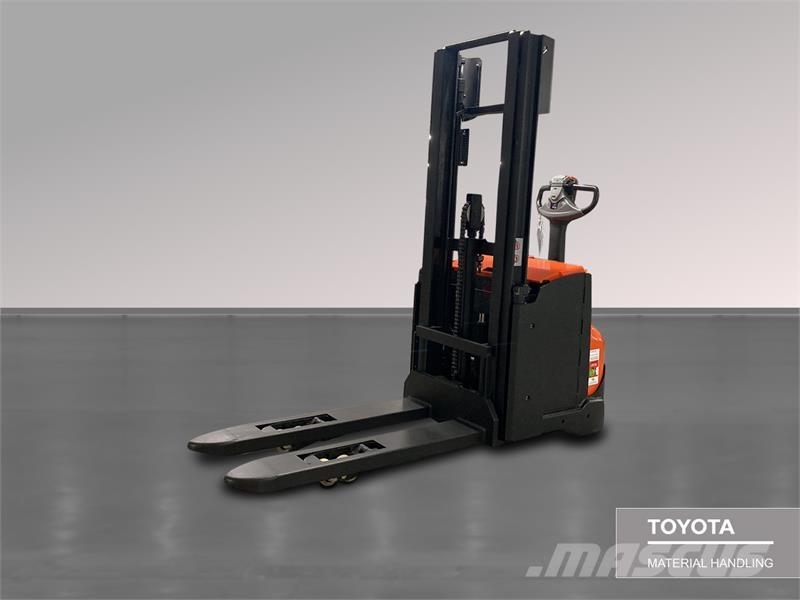 BT SWE120L Pedestrian stacker