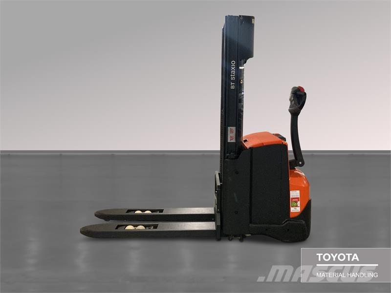 BT SWE120L Pedestrian stacker