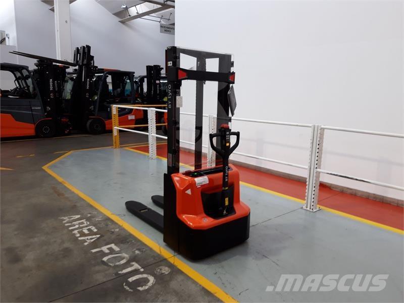 BT SHE100 Hand pallet stackers