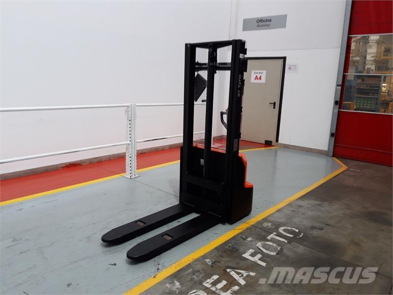 BT SHE100 Hand pallet stackers