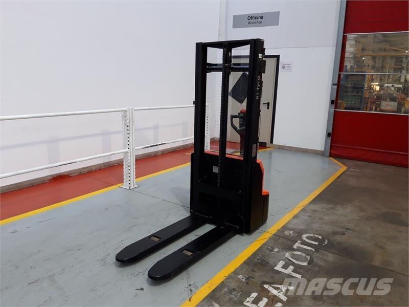 BT SHE100 Hand pallet stackers