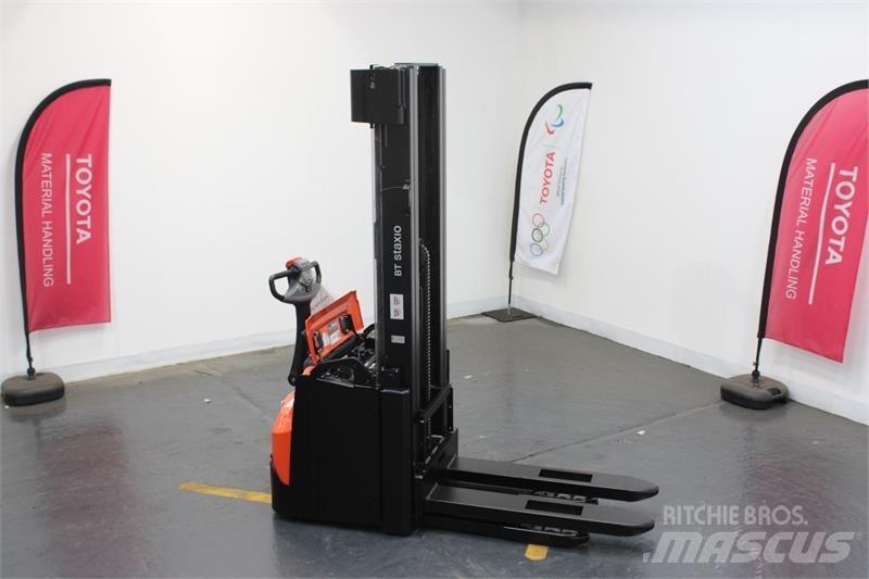 BT SWE145L Pedestrian stacker