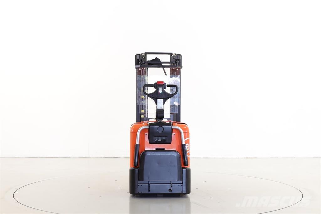 BT SPE125 Pedestrian stacker