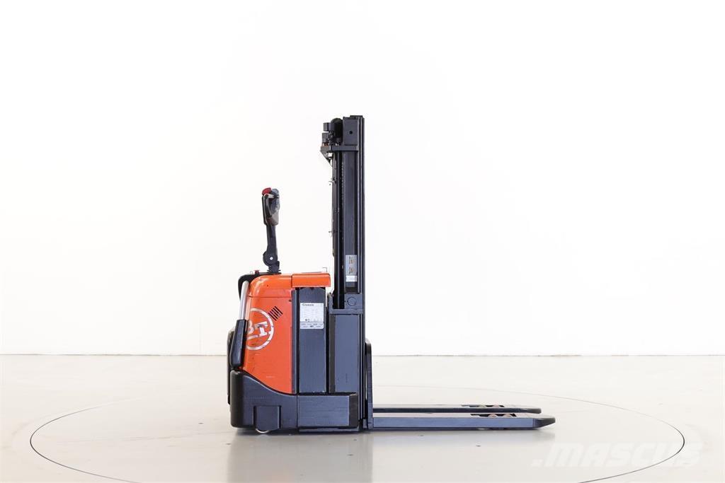 BT SPE125 Pedestrian stacker