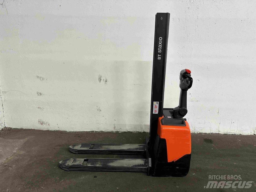 Toyota HWE 100 Pedestrian stacker