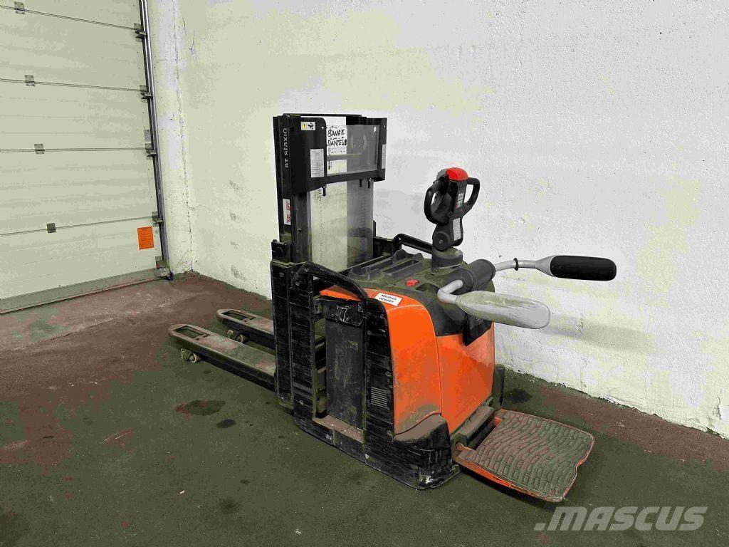 Toyota SPE 200 D Pedestrian stacker