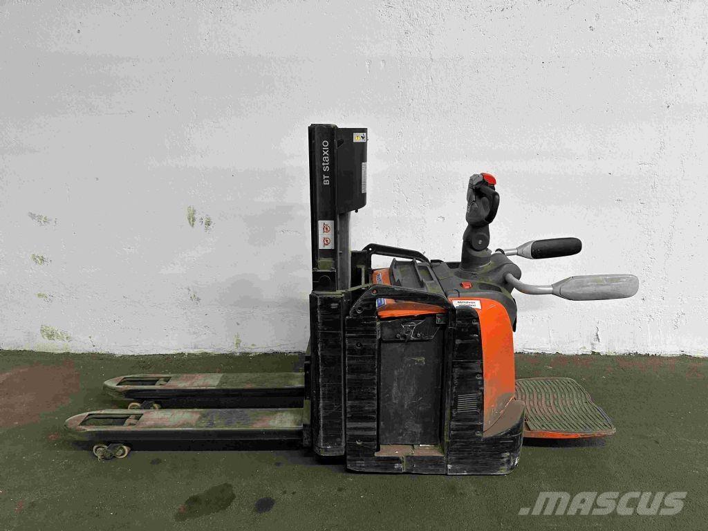 Toyota SPE 200 D Pedestrian stacker