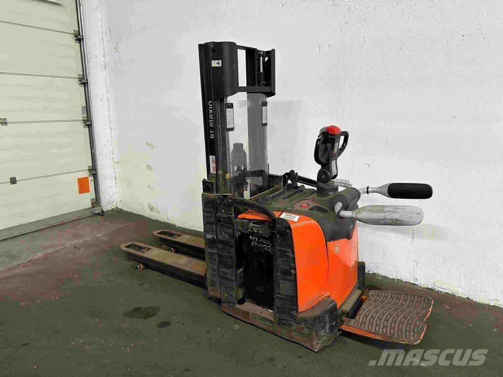 Toyota SPE 200 D Pedestrian stacker