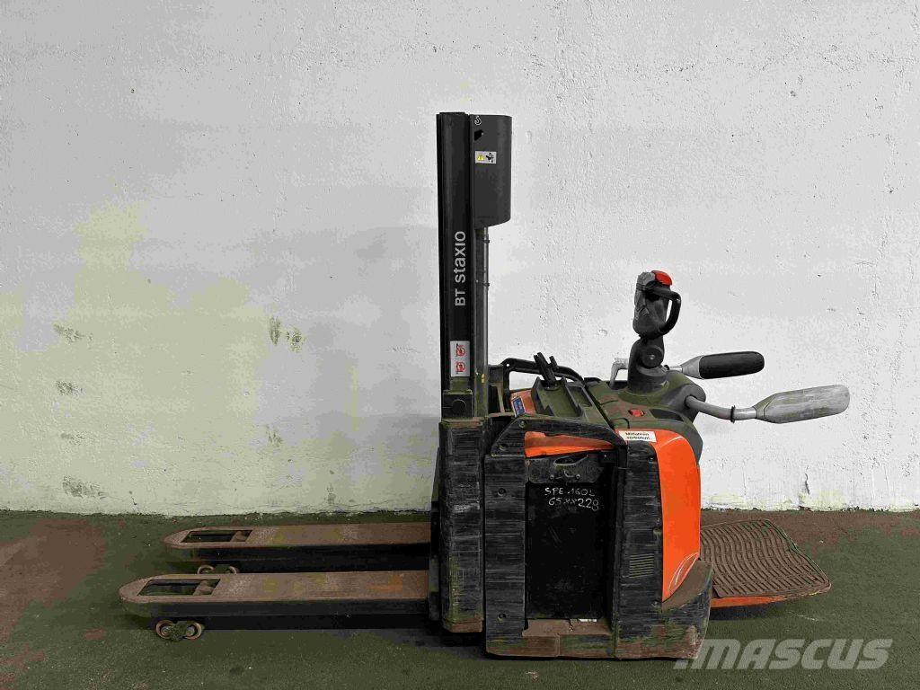 Toyota SPE 200 D Pedestrian stacker