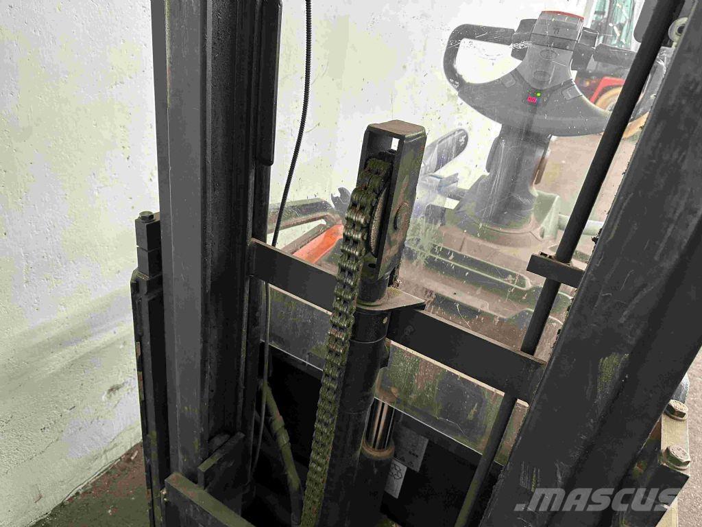 Toyota SPE 200 D Pedestrian stacker