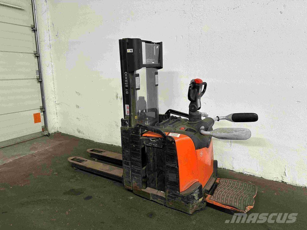 Toyota SPE 200 D Pedestrian stacker