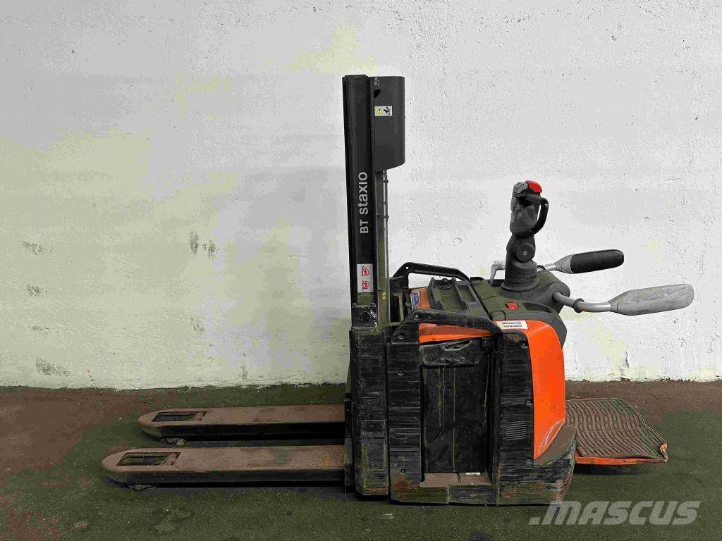 Toyota SPE 200 D Pedestrian stacker