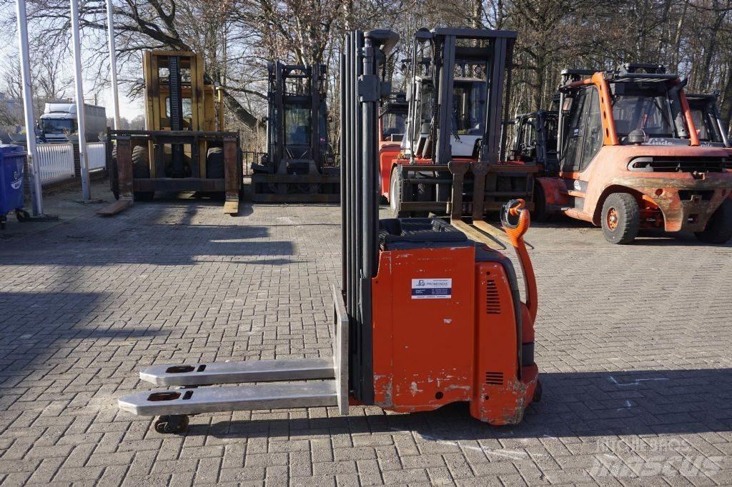 Linde D12 Pedestrian stacker