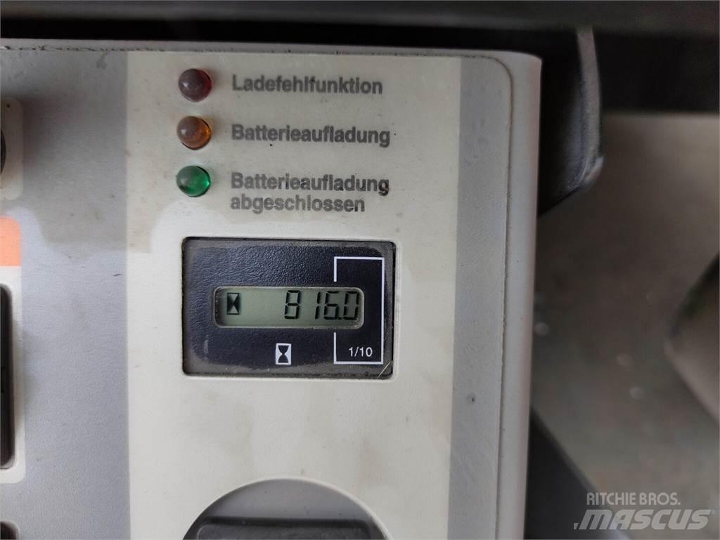 Crown WAV50-118 High lift order picker