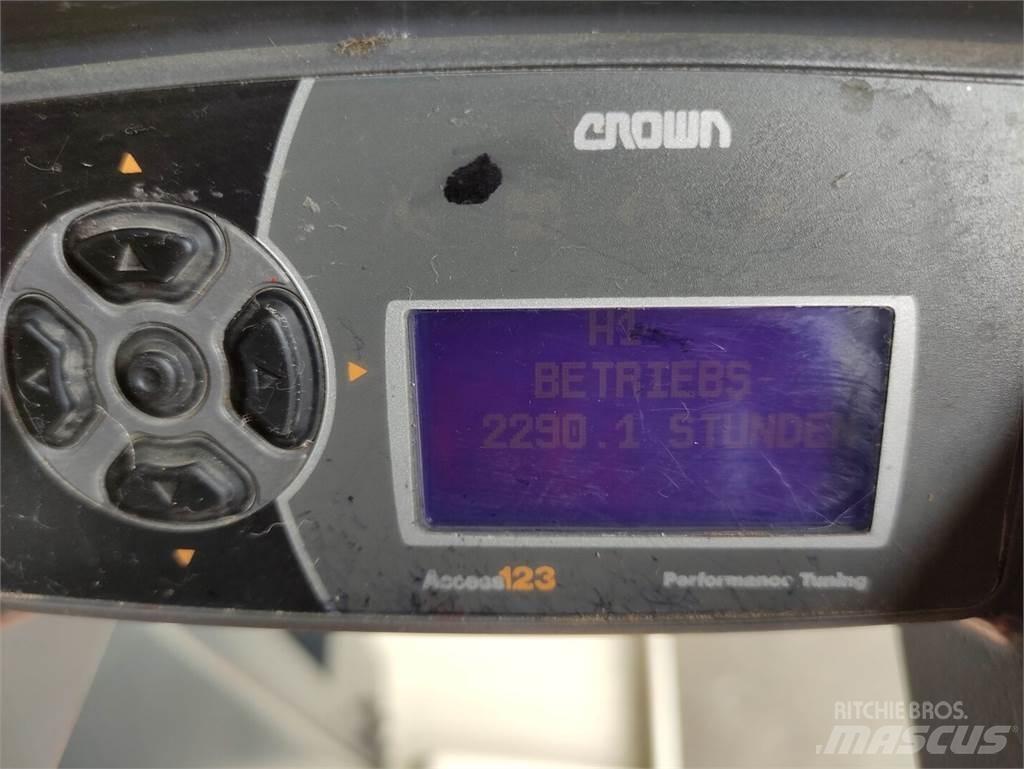 Crown WAV60-118 High lift order picker