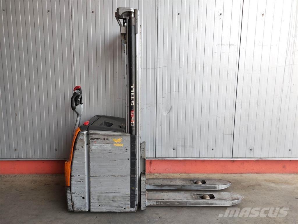 Still EXV 20 Pedestrian stacker