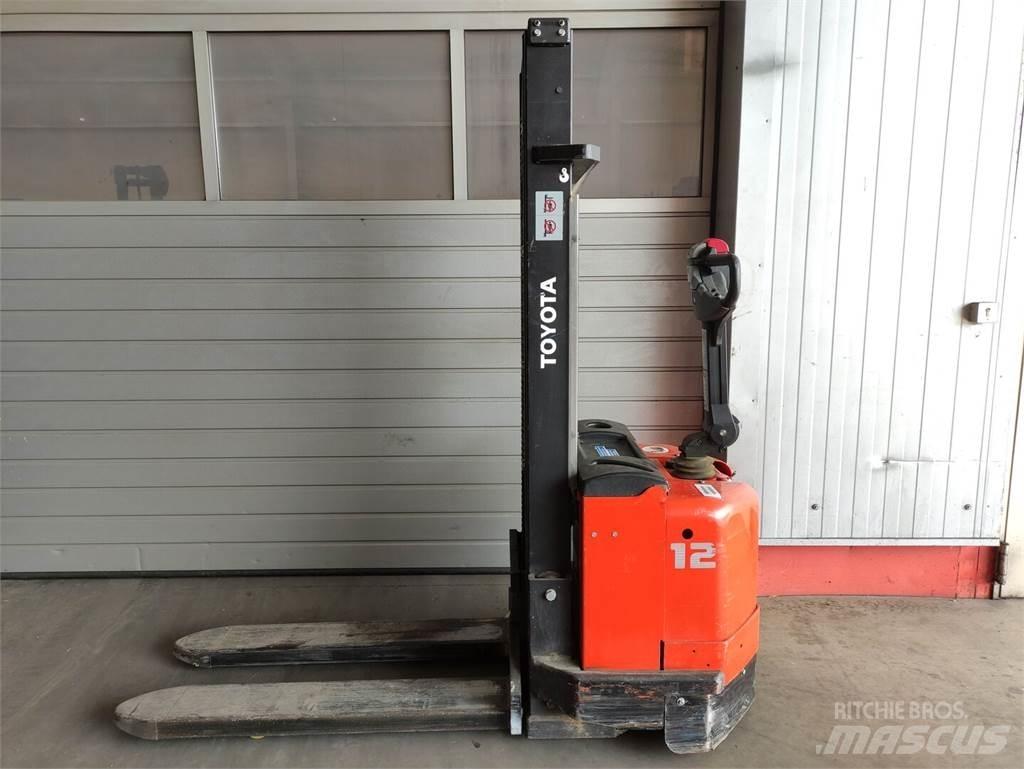 Toyota 7SM12 Pedestrian stacker